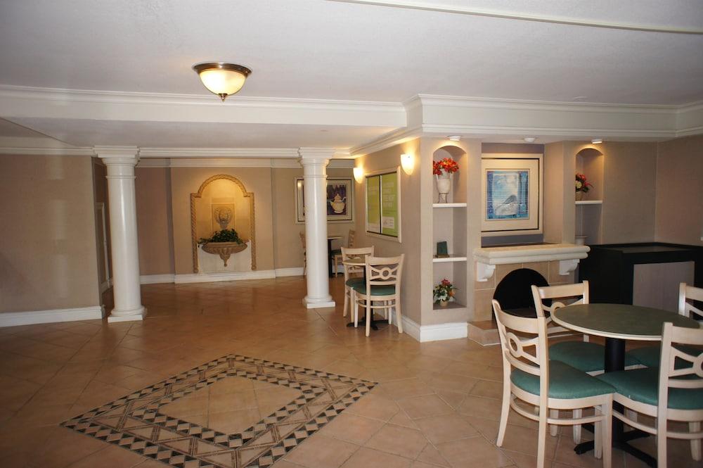 Baymont By Wyndham Fort Myers Central Exterior photo