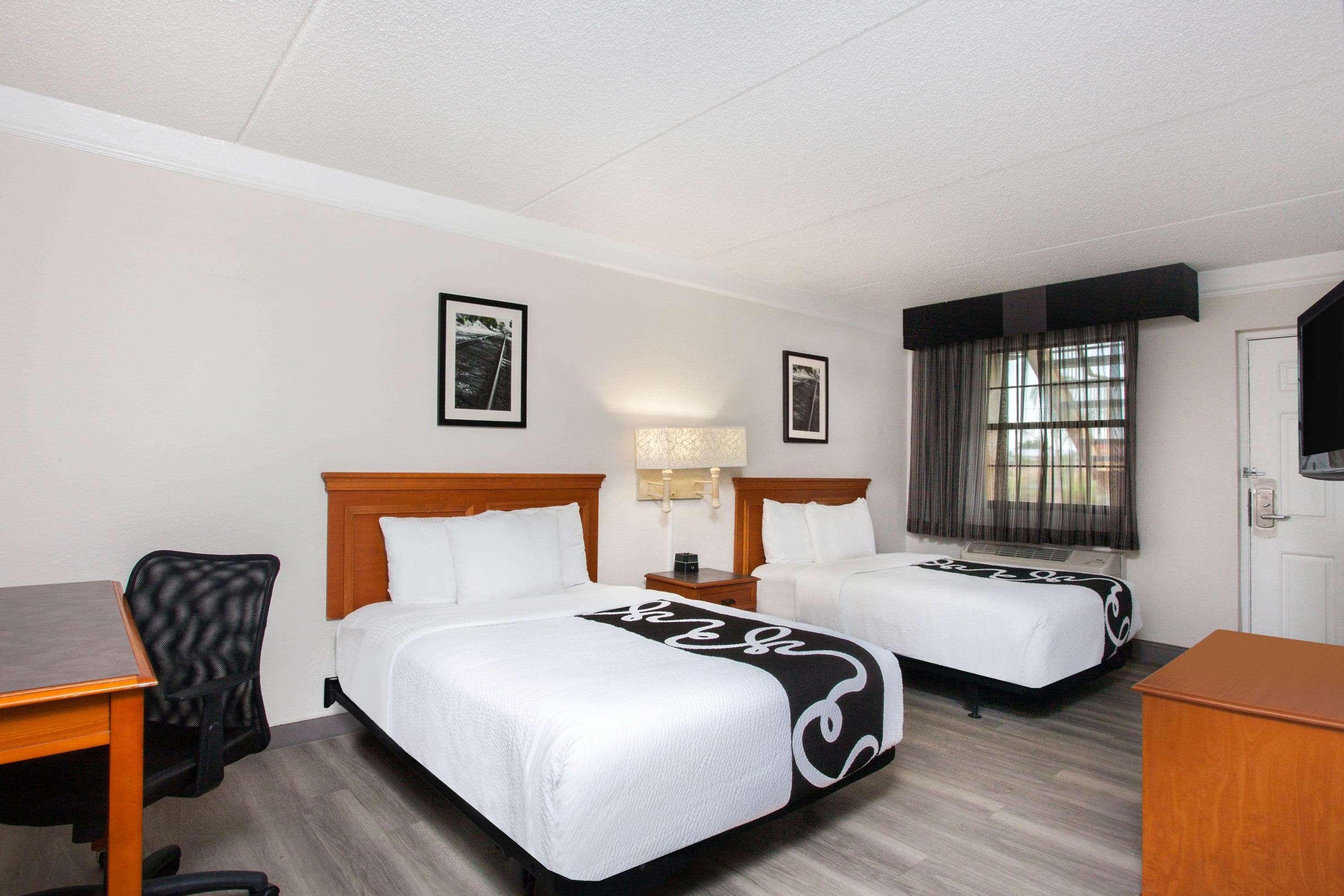 Baymont By Wyndham Fort Myers Central Exterior photo