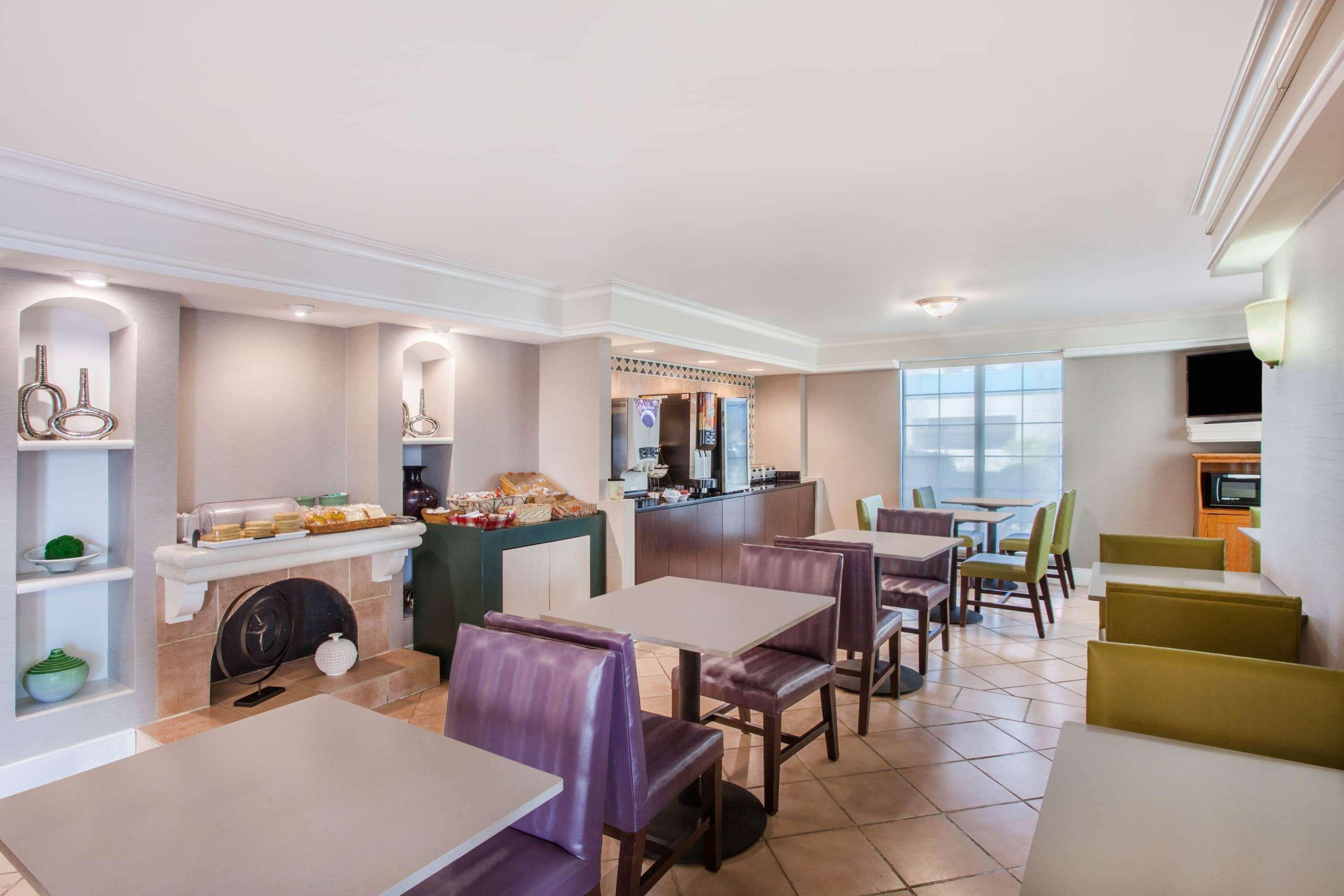 Baymont By Wyndham Fort Myers Central Exterior photo