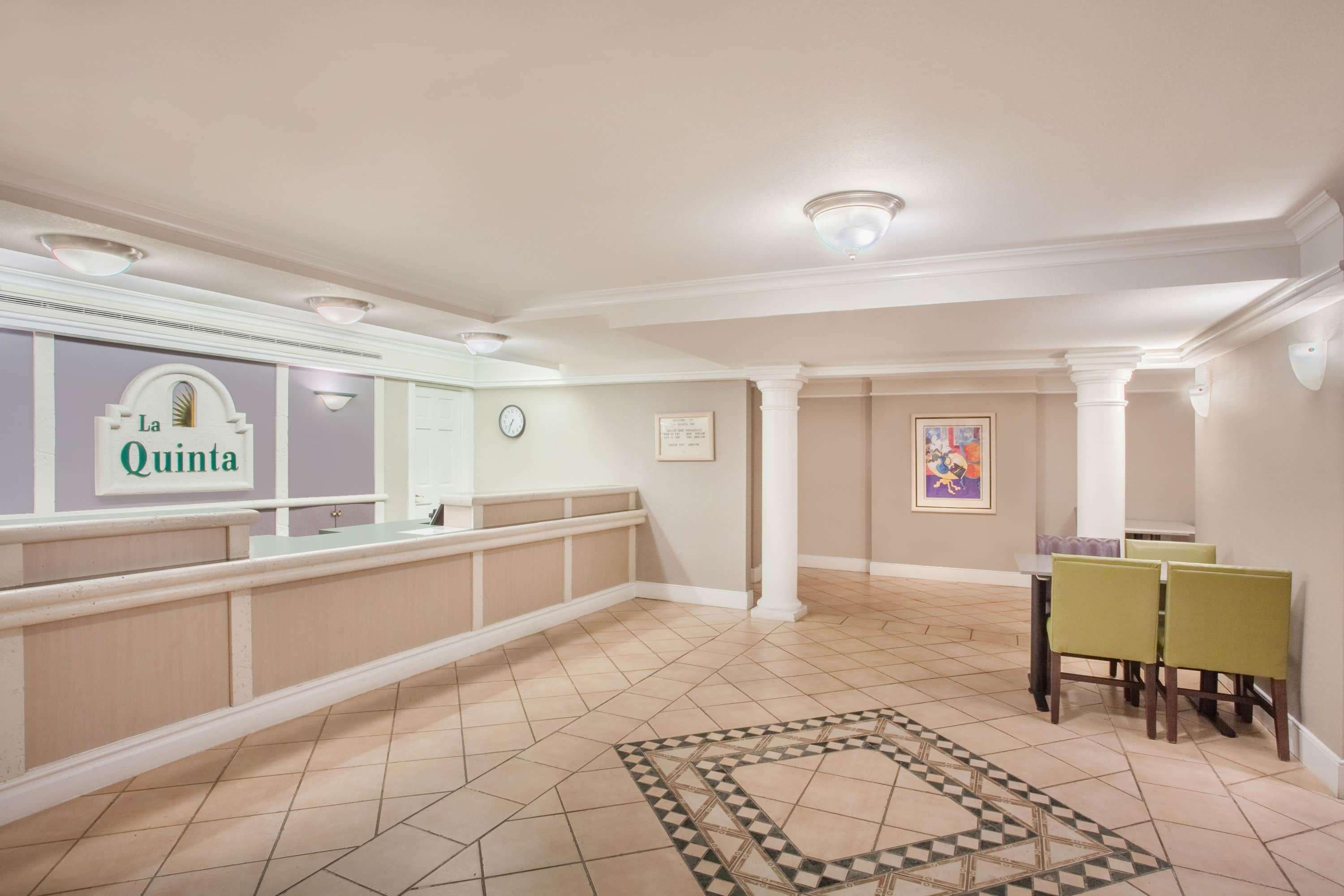 Baymont By Wyndham Fort Myers Central Exterior photo