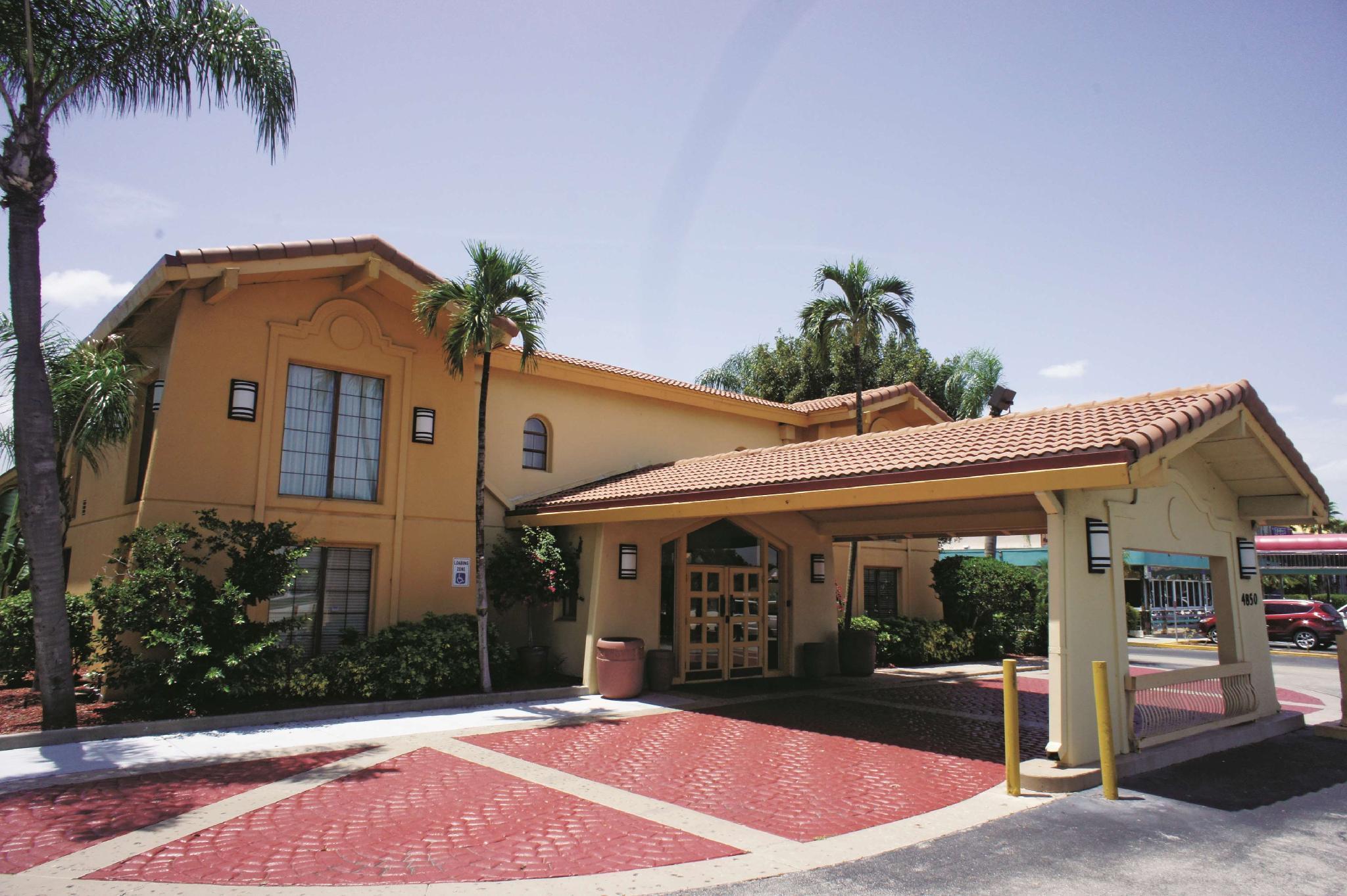 Baymont By Wyndham Fort Myers Central Exterior photo