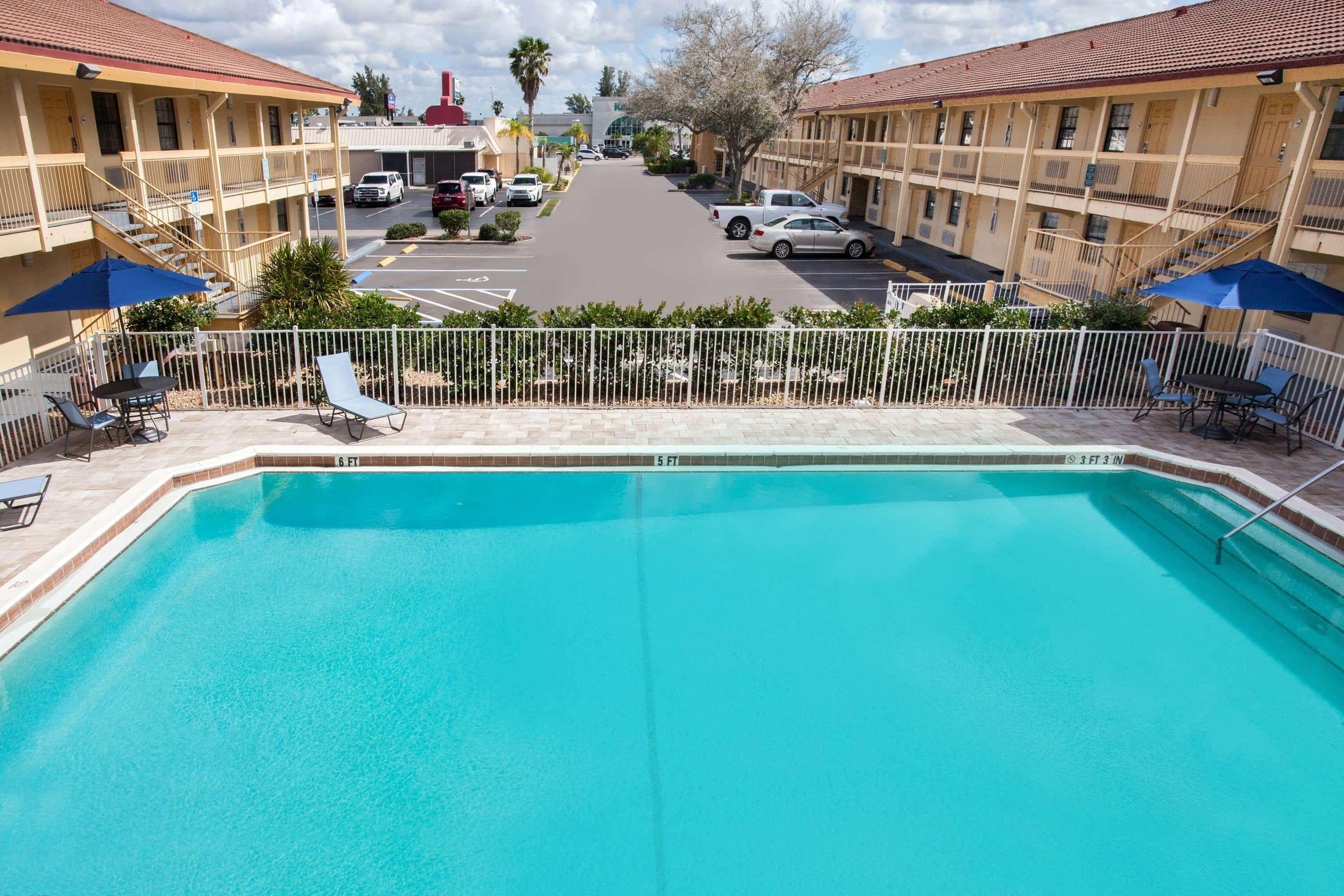 Baymont By Wyndham Fort Myers Central Exterior photo