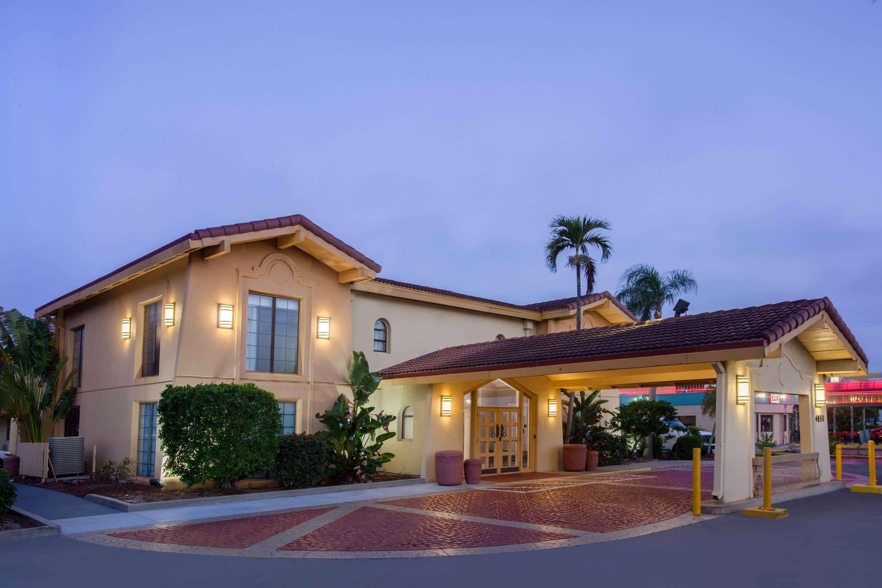 Baymont By Wyndham Fort Myers Central Exterior photo