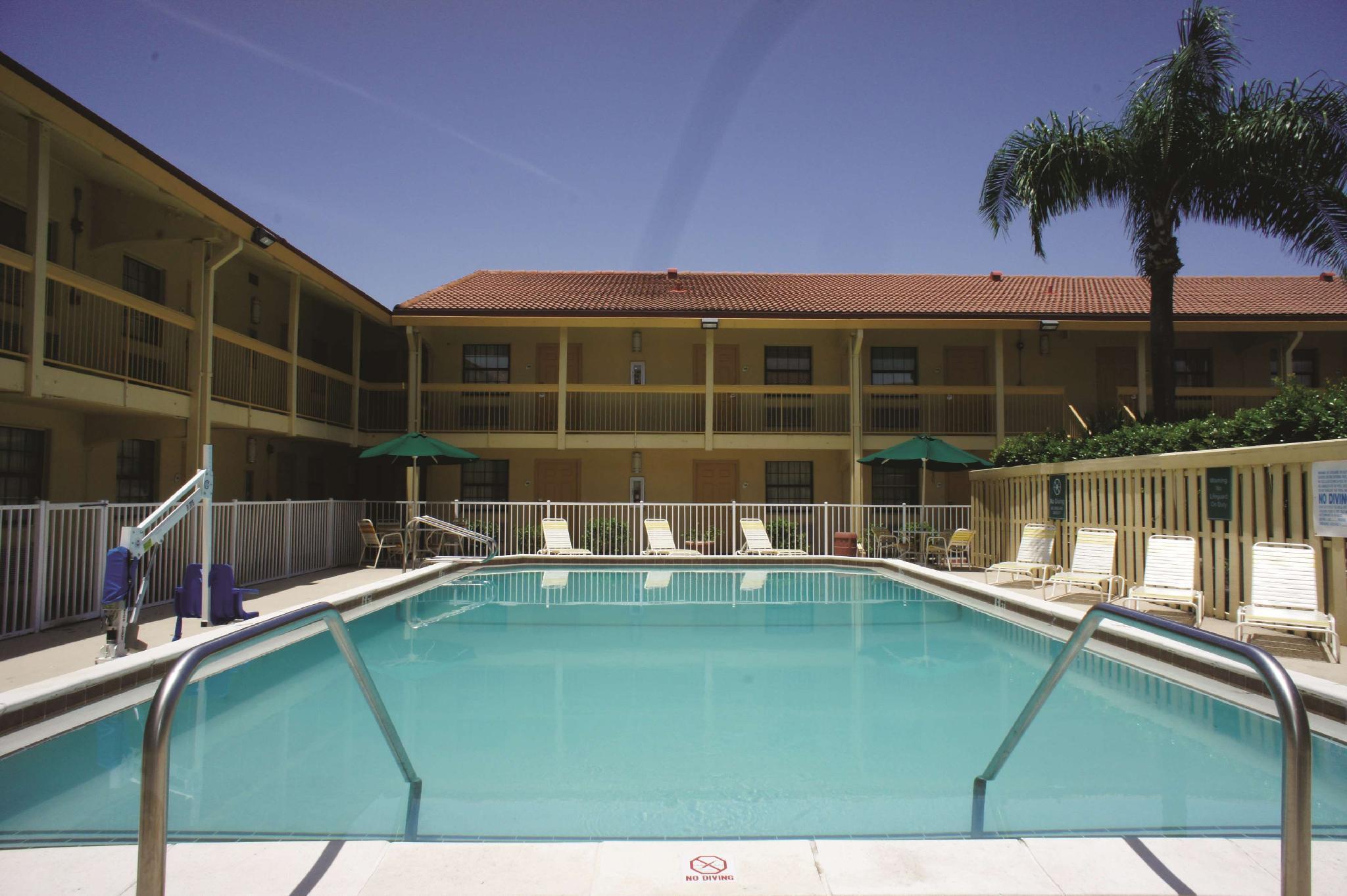 Baymont By Wyndham Fort Myers Central Exterior photo